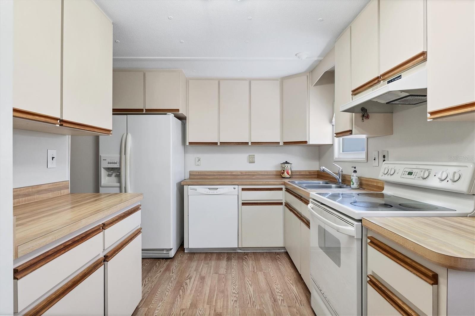 D6144844 Property Photo