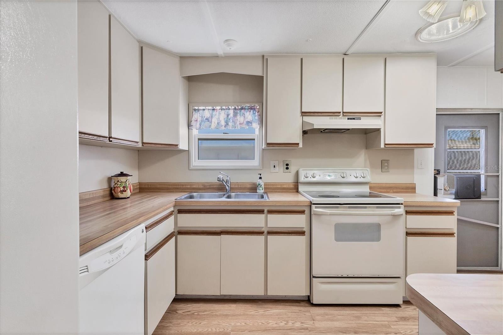 D6144844 Property Photo