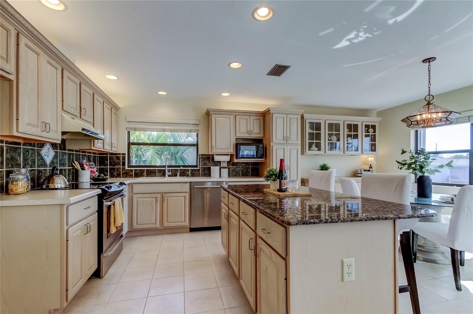 212 WESTWINDS DR, PALM HARBOR, FL, 34683