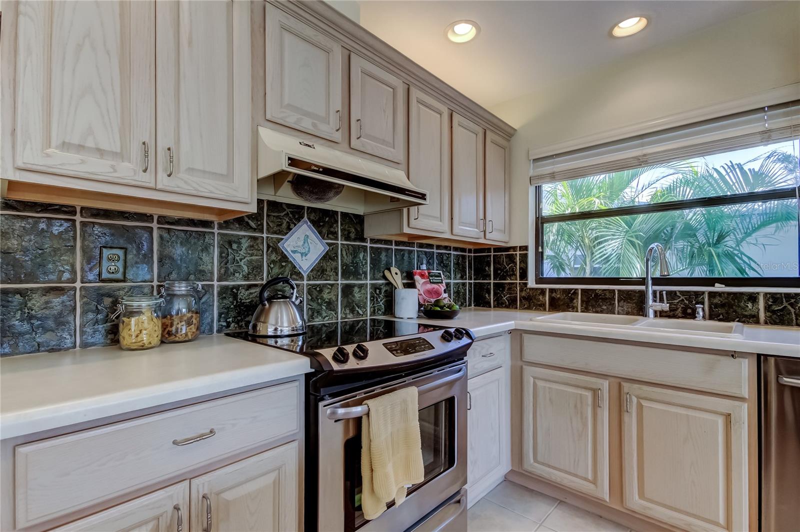 212 WESTWINDS DR, PALM HARBOR, FL, 34683