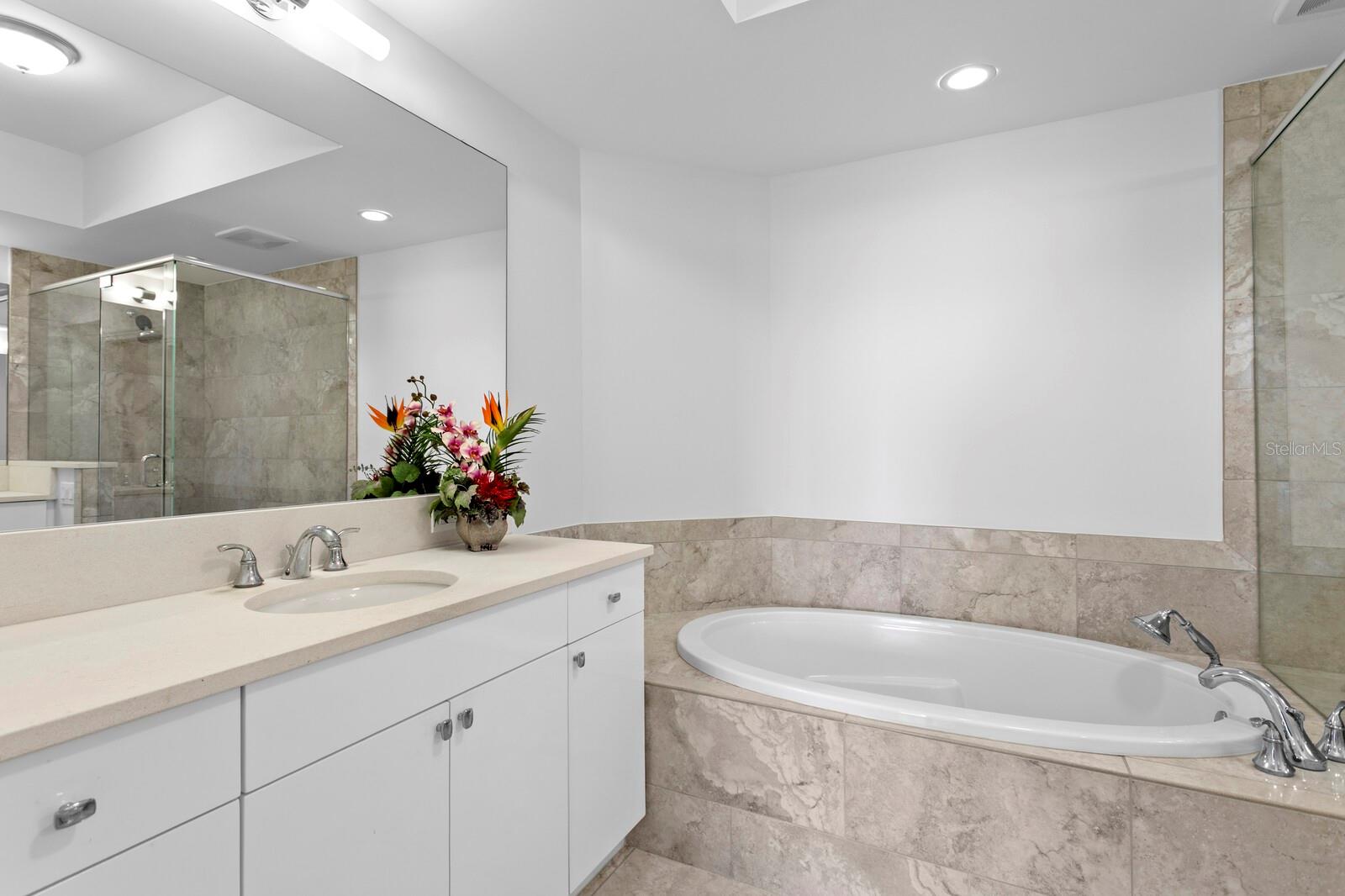 1325 SNELL ISLE BLVD NE #811, ST PETERSBURG, FL, 33704