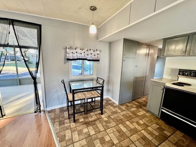 825 OAKWOOD DR, TARPON SPRINGS, FL, 34689