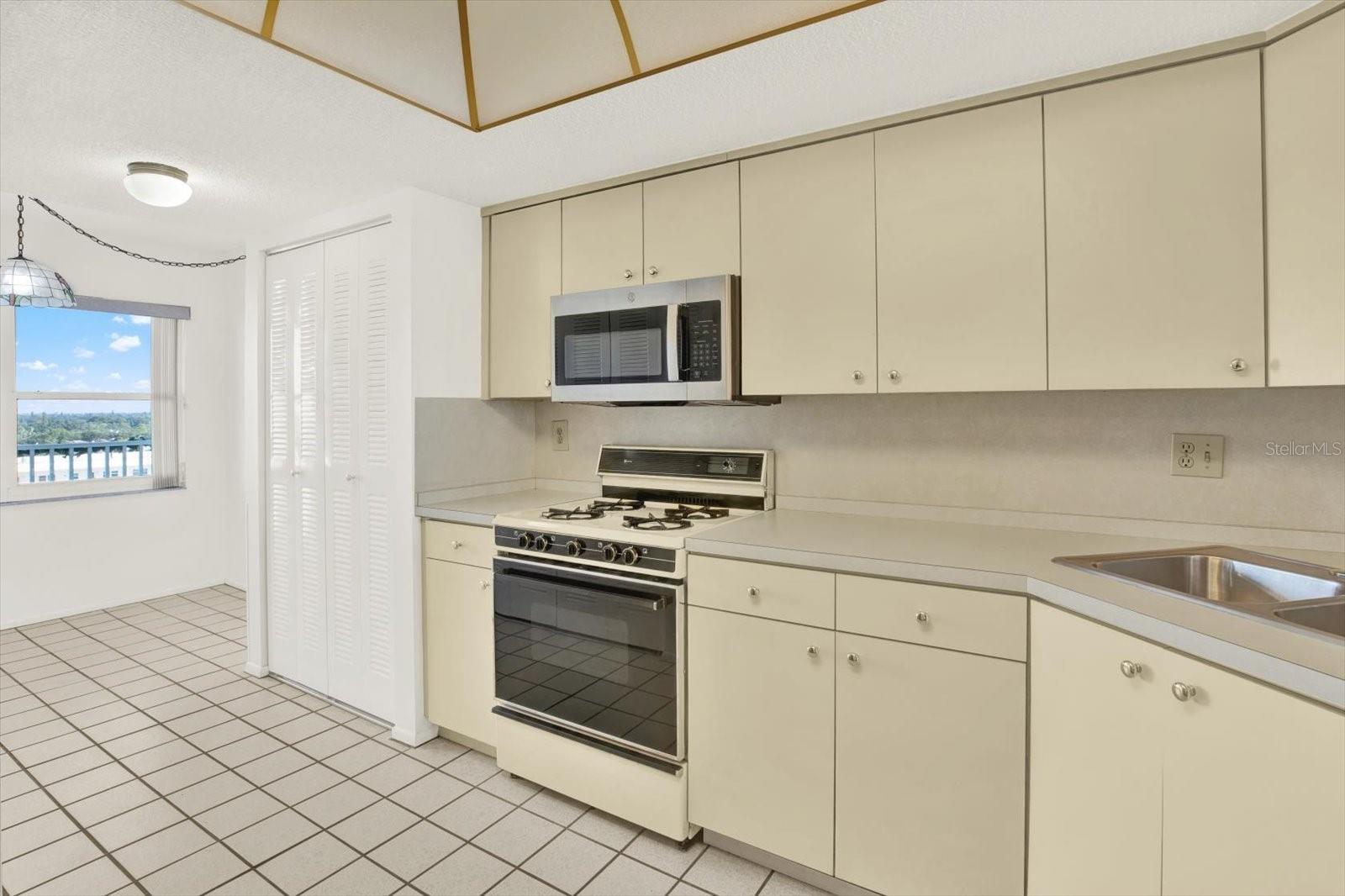 6060 SHORE BLVD S #909, GULFPORT, FL, 33707