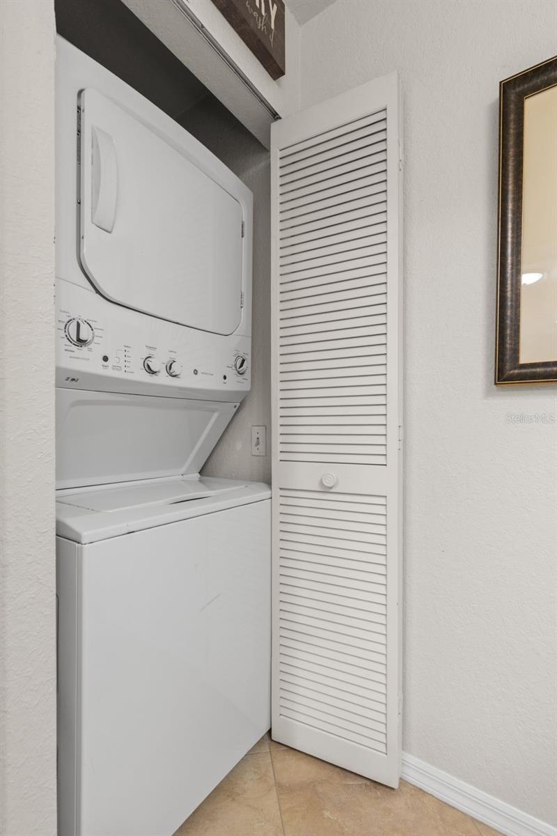 Laundry closet with washer & dryer