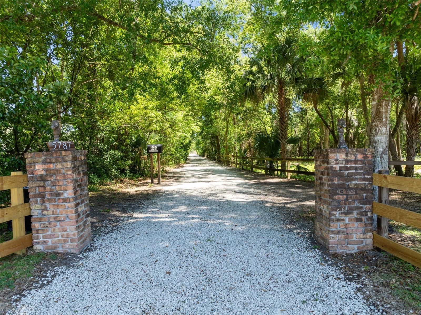 5789 N APOPKA VINELAND RD, ORLANDO, FL, 32818