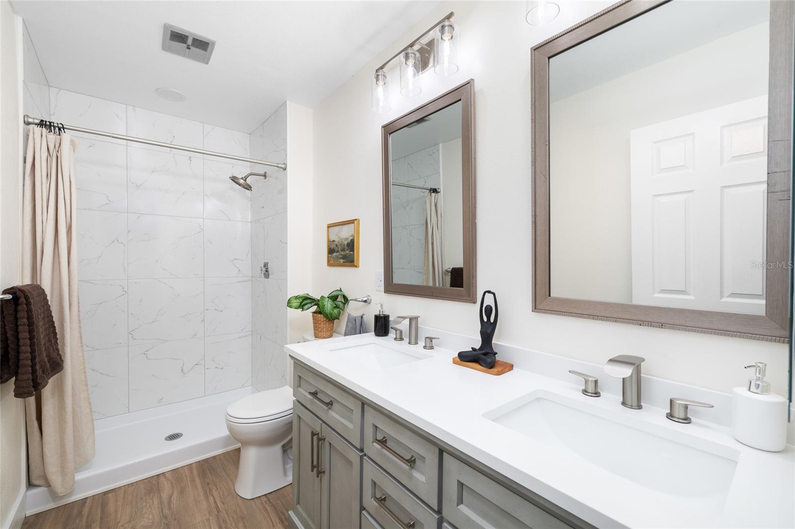 Primary en-suite with walk in closet