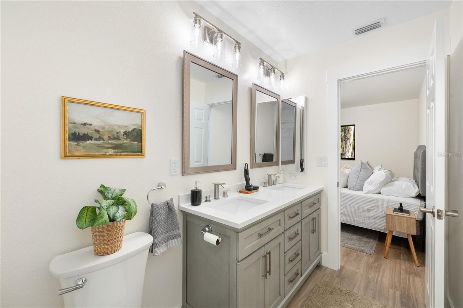 Primary en-suite with walk in closet