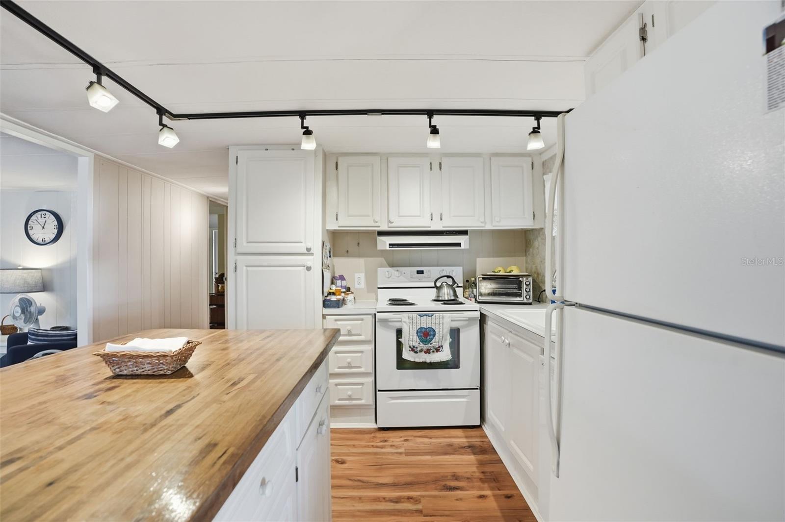 W7880985 Property Photo