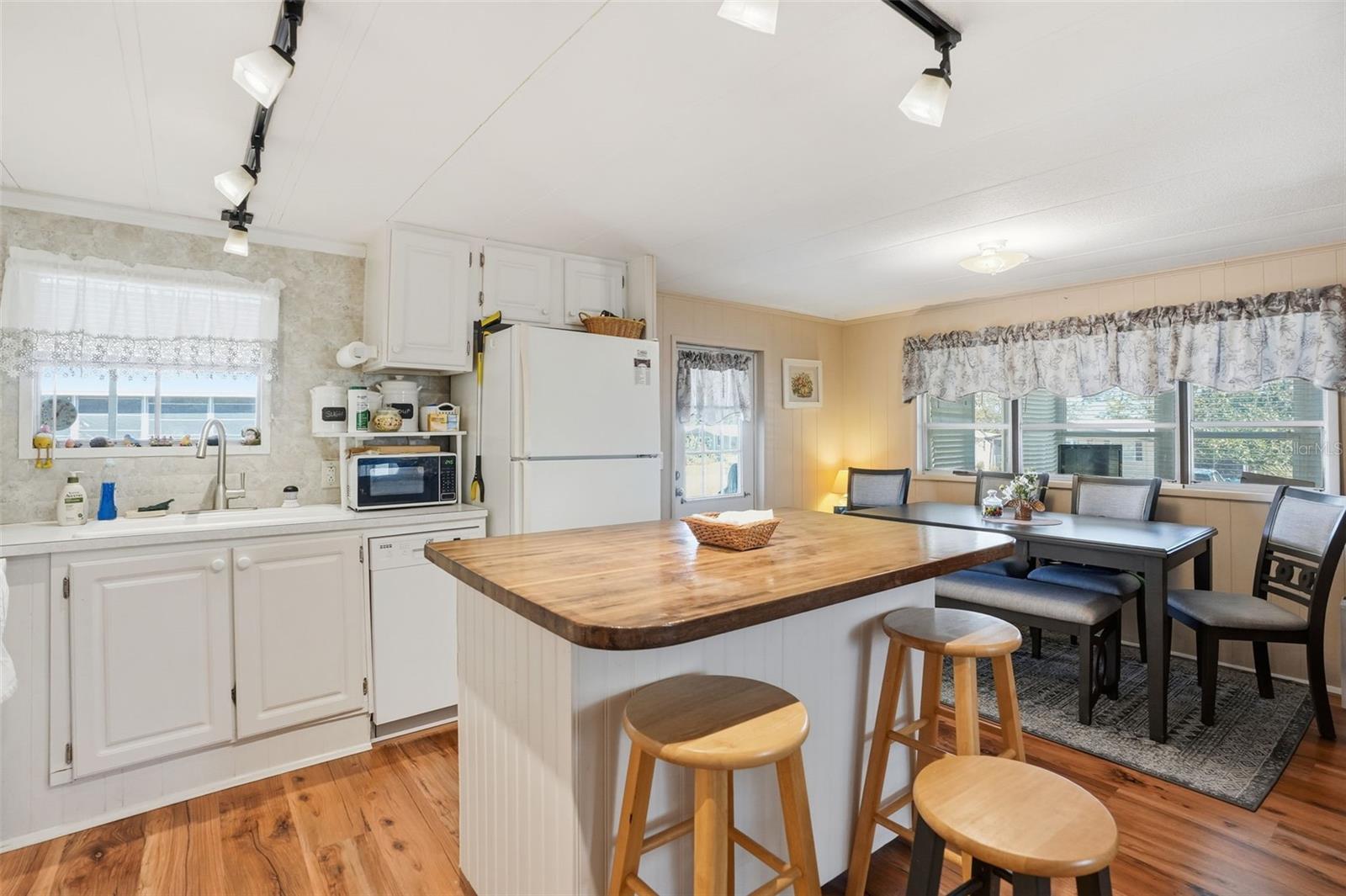 W7880985 Property Photo