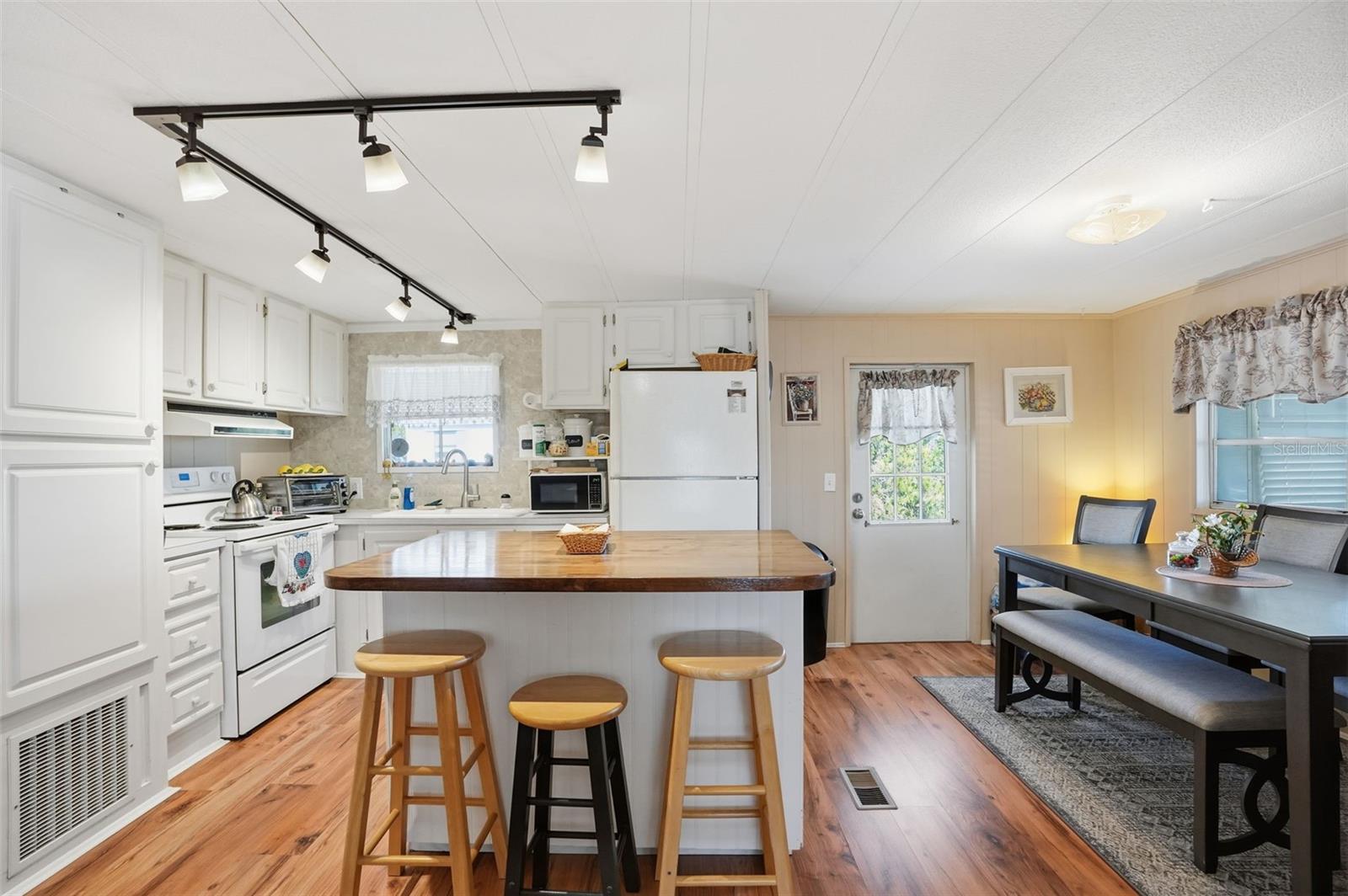 W7880985 Property Photo