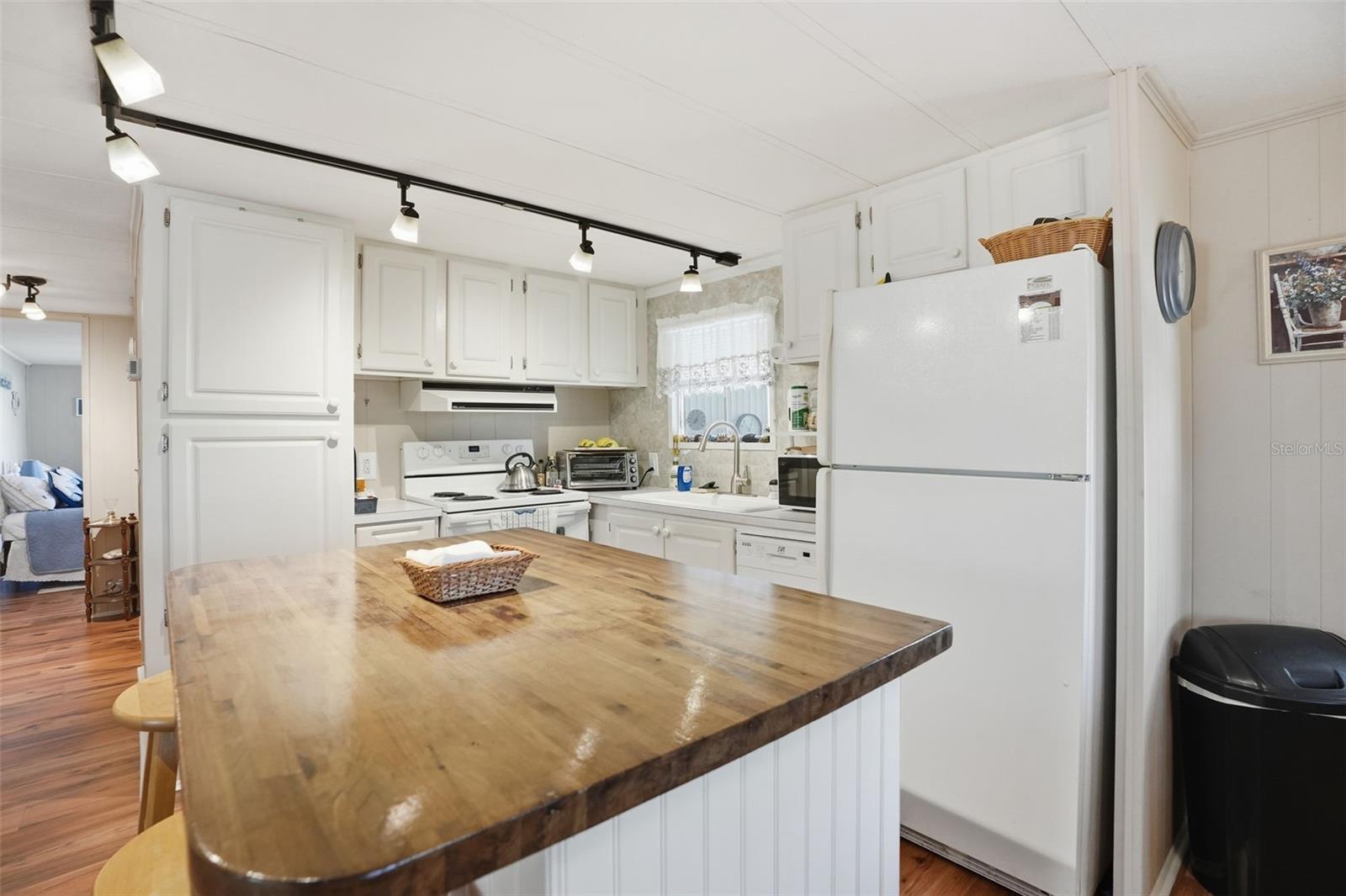 W7880985 Property Photo