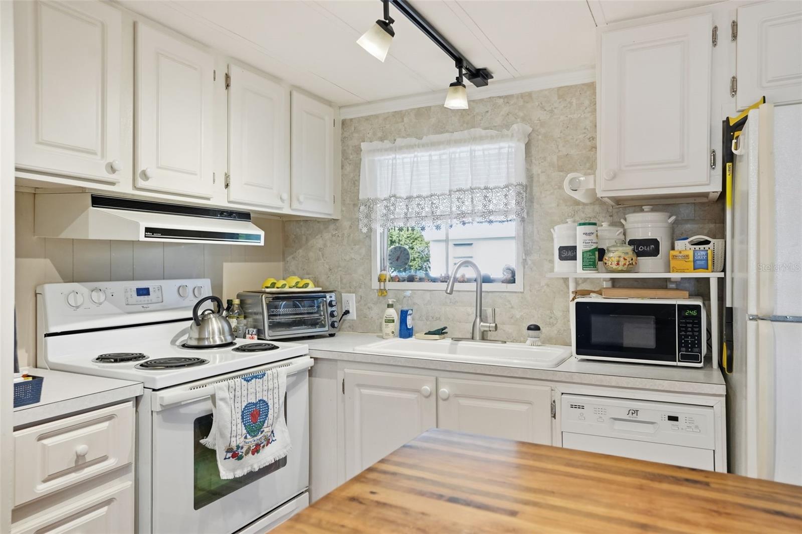 W7880985 Property Photo