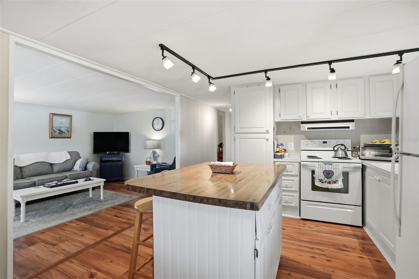 W7880985 Property Photo