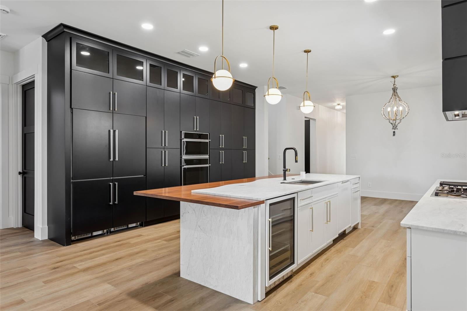 Kitchen wrap around bar