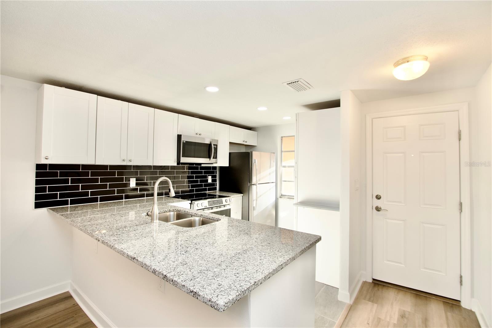 W7881027 Property Photo