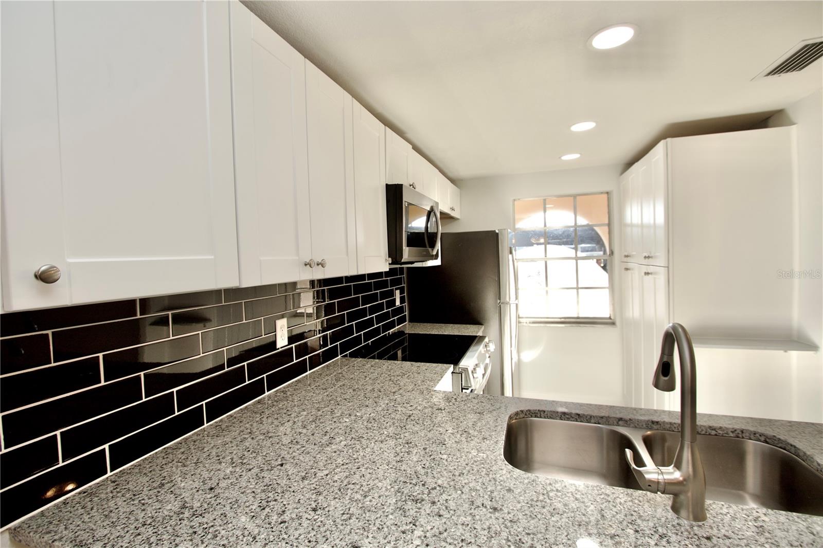 W7881027 Property Photo