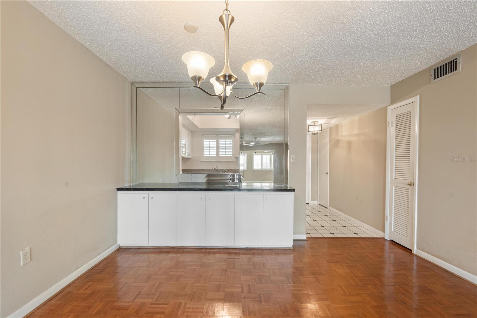 W7881045 Property Photo