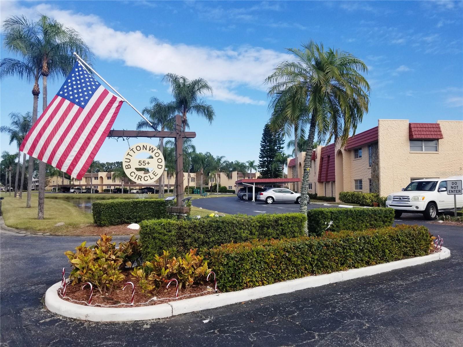 Entrance into Buttonwood Circle