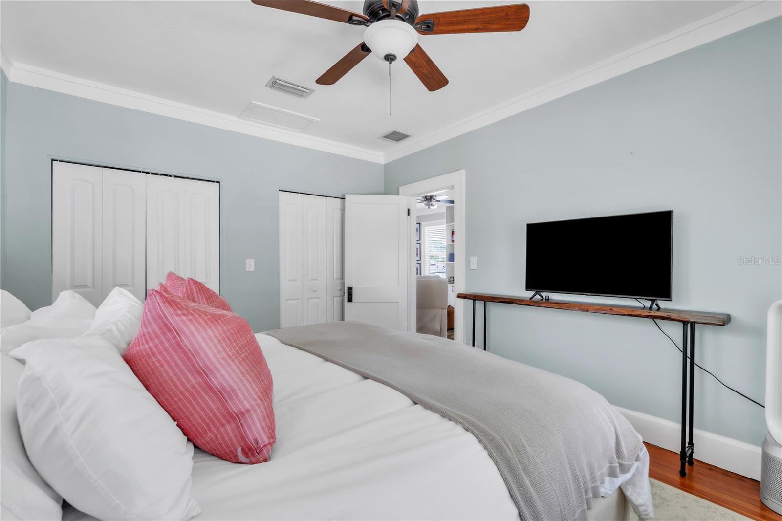 TB8451913 Property Photo