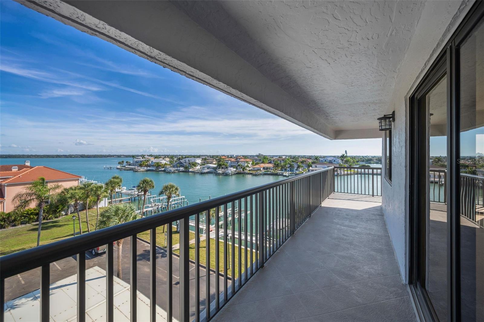 Panoramic Waterfront Views!