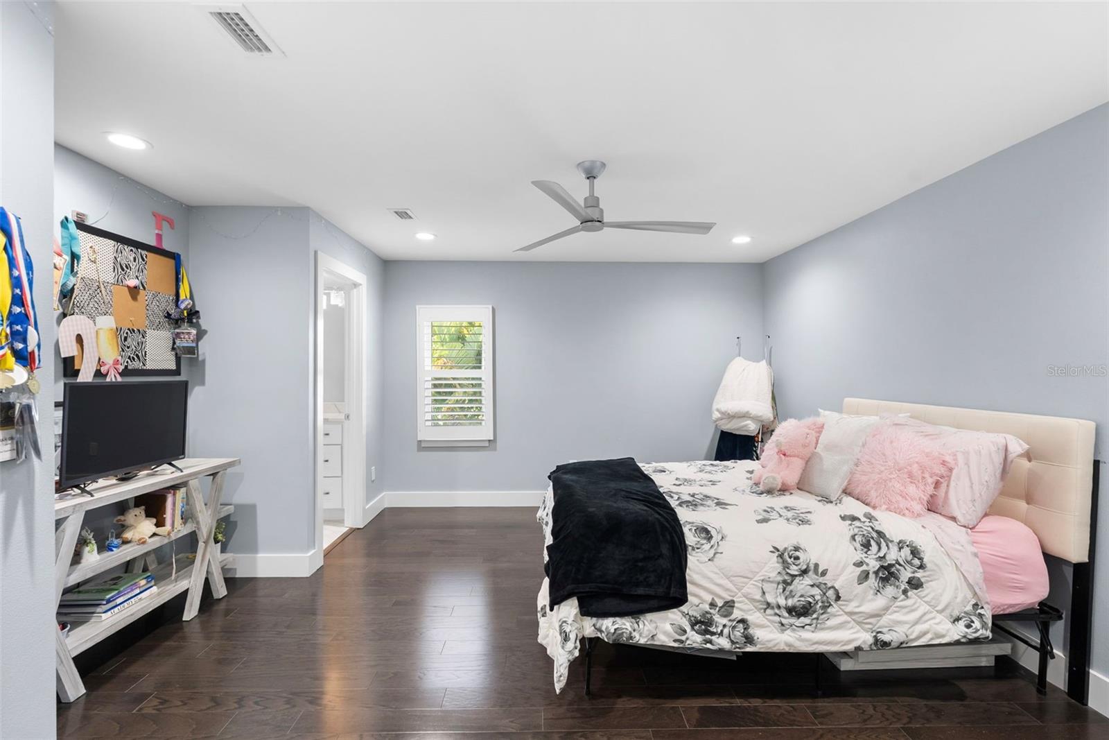 TB8452301 Property Photo