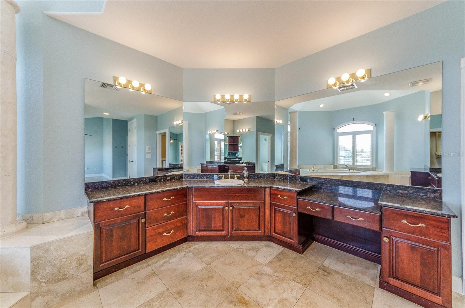 TB8452350 Property Photo