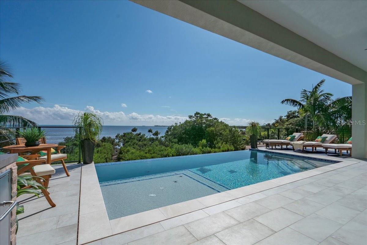 TB8452489 Property Photo