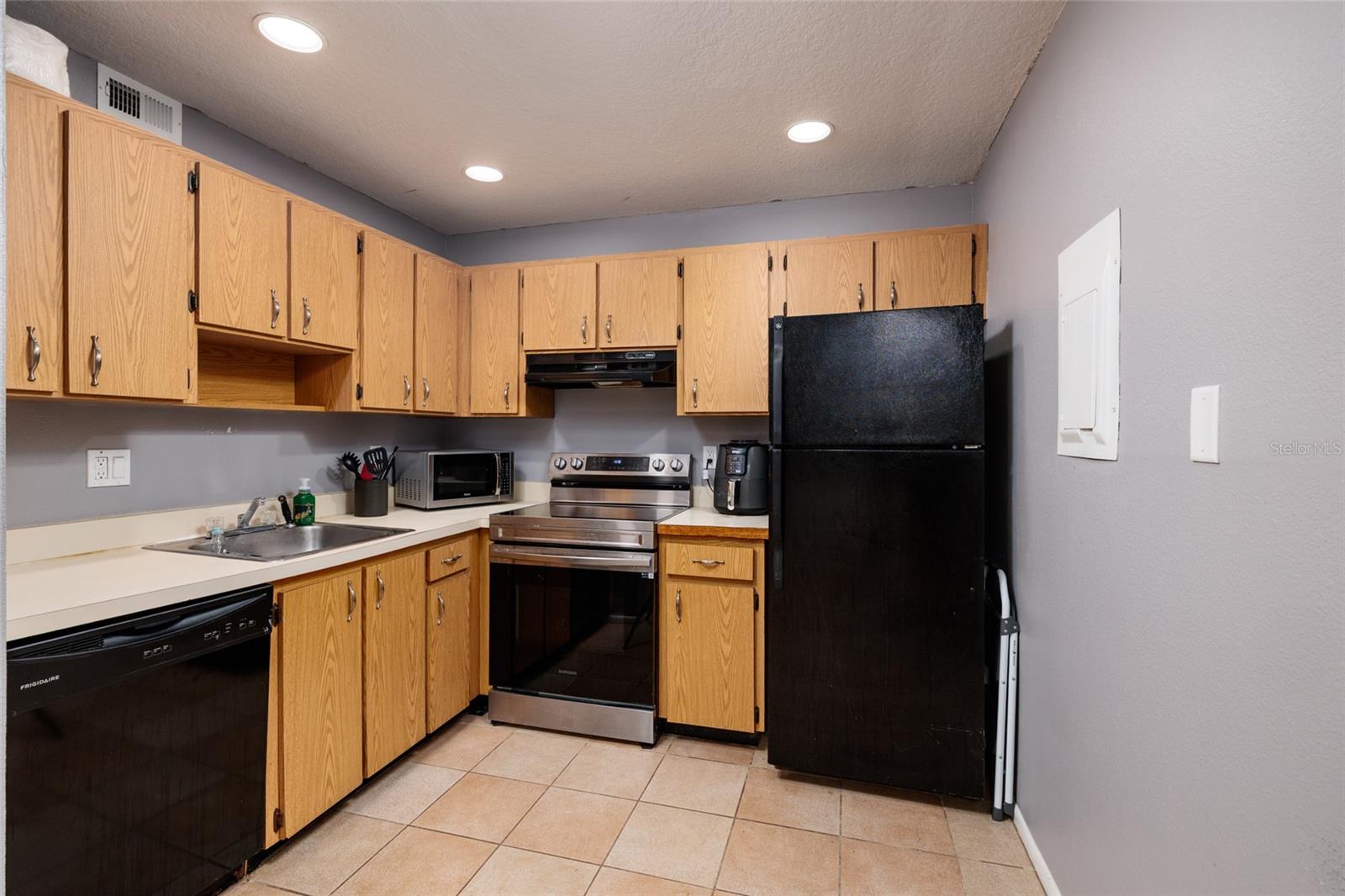 TB8452499 Property Photo