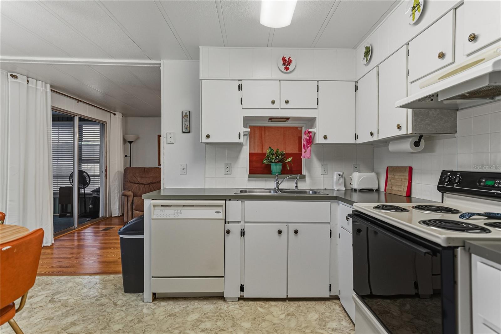 TB8453012 Property Photo