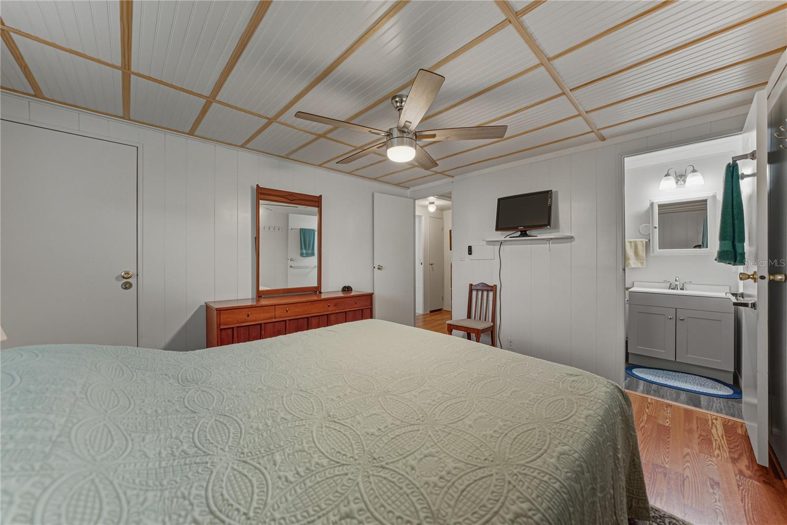 TB8453012 Property Photo