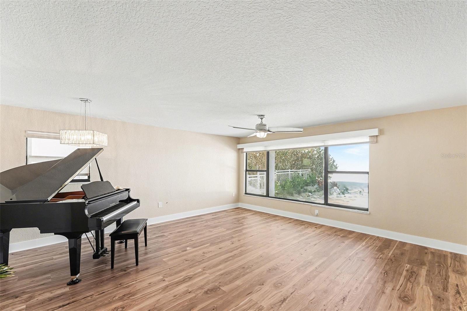 TB8453256 Property Photo