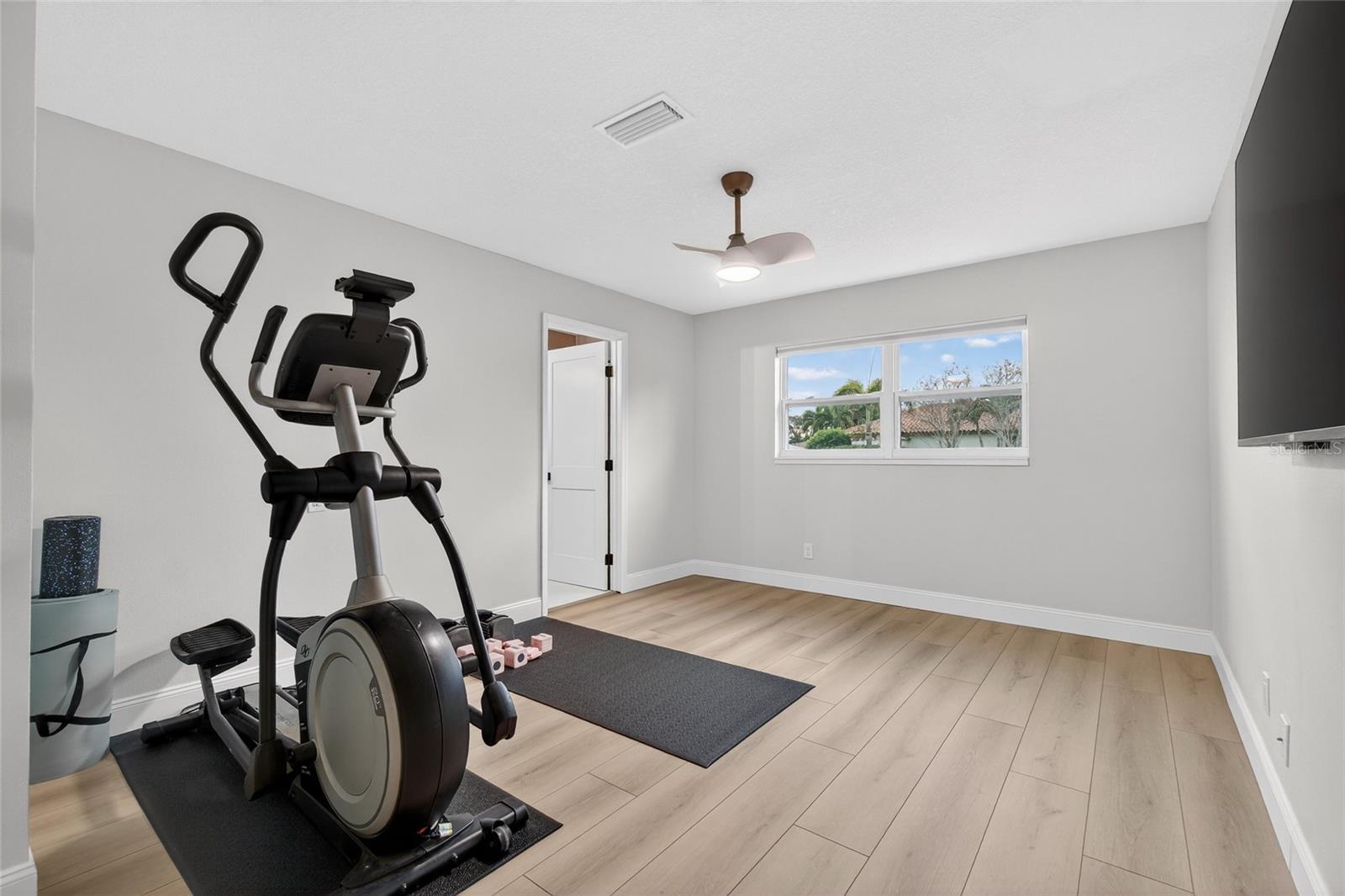 5th Bedroom or Flex Space w. Jack and Jill Bath