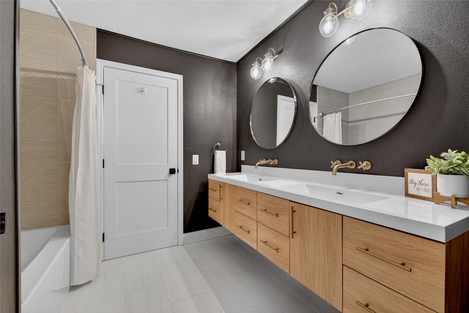 Jack and Jill Bath w. Dual Sinks and Tub