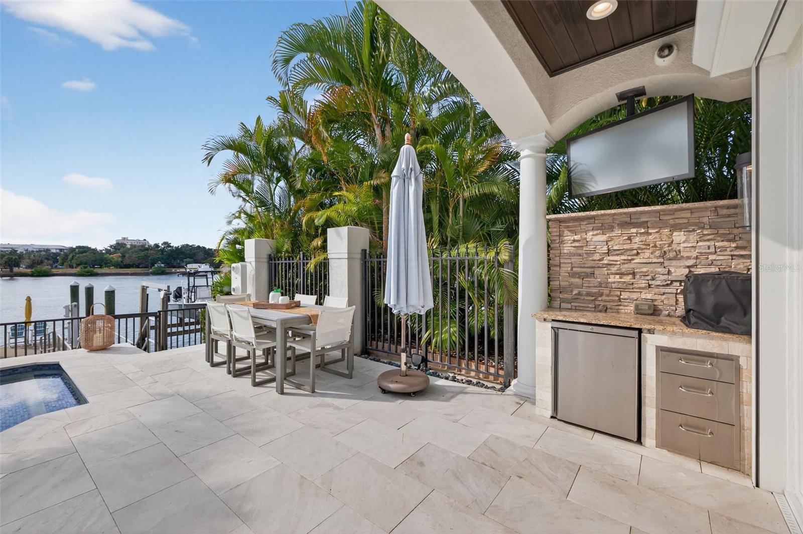 TB8453517 Property Photo