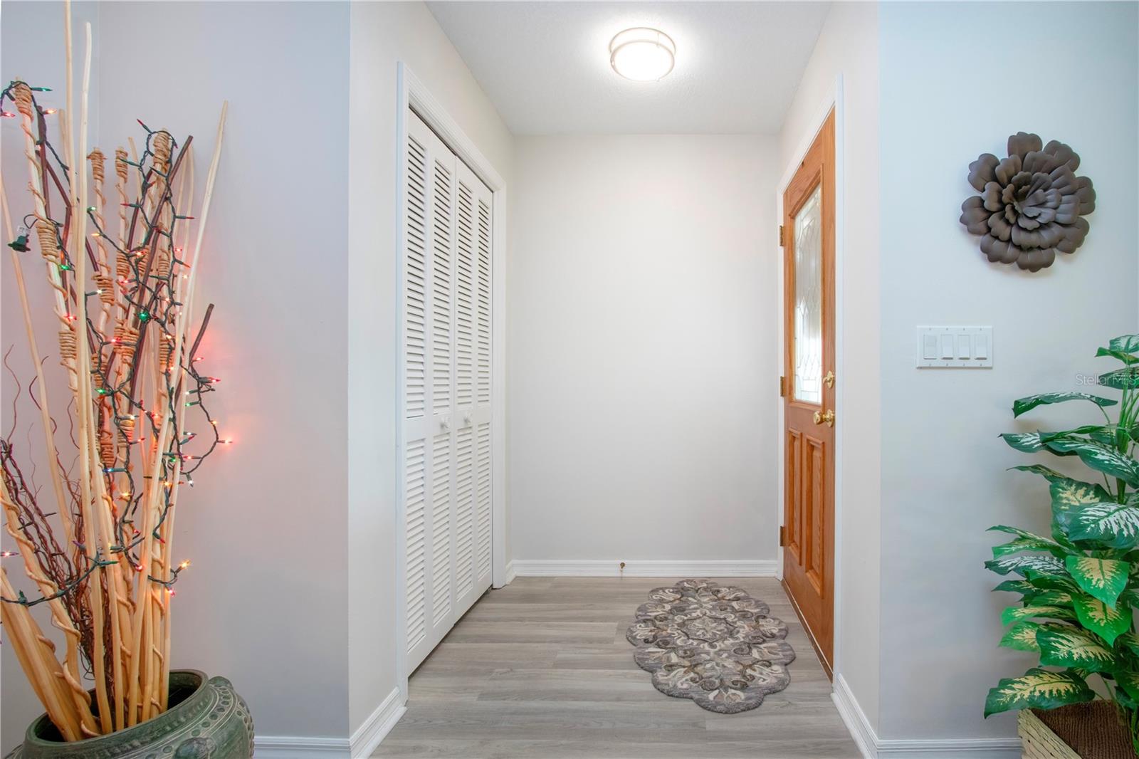 Foyer w/coat closet