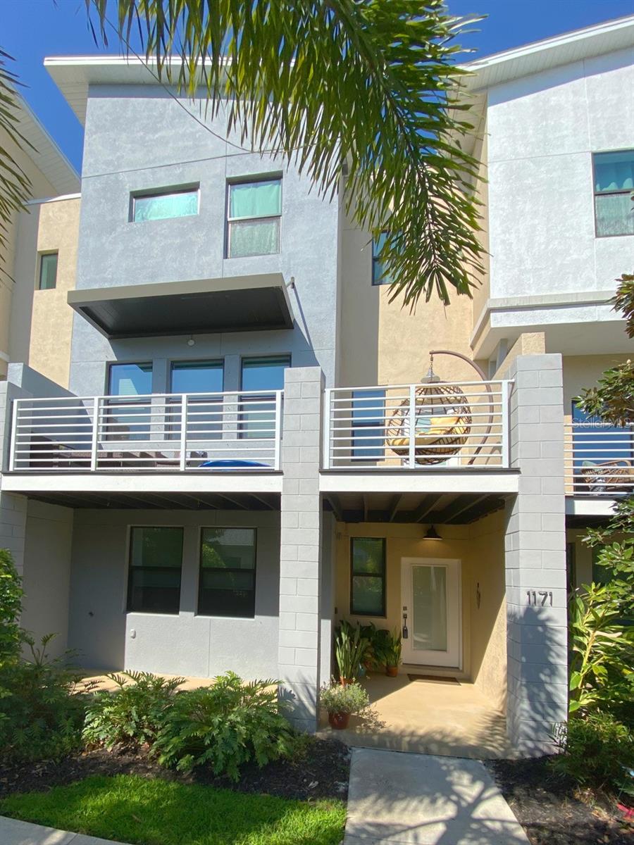 1171 25th Lane N, St Petersburg, FL 33713 - 3 bed, 3.5 bath, 2 car garage, townhome overlooking pool and courtyard in Uptown Kenwood.