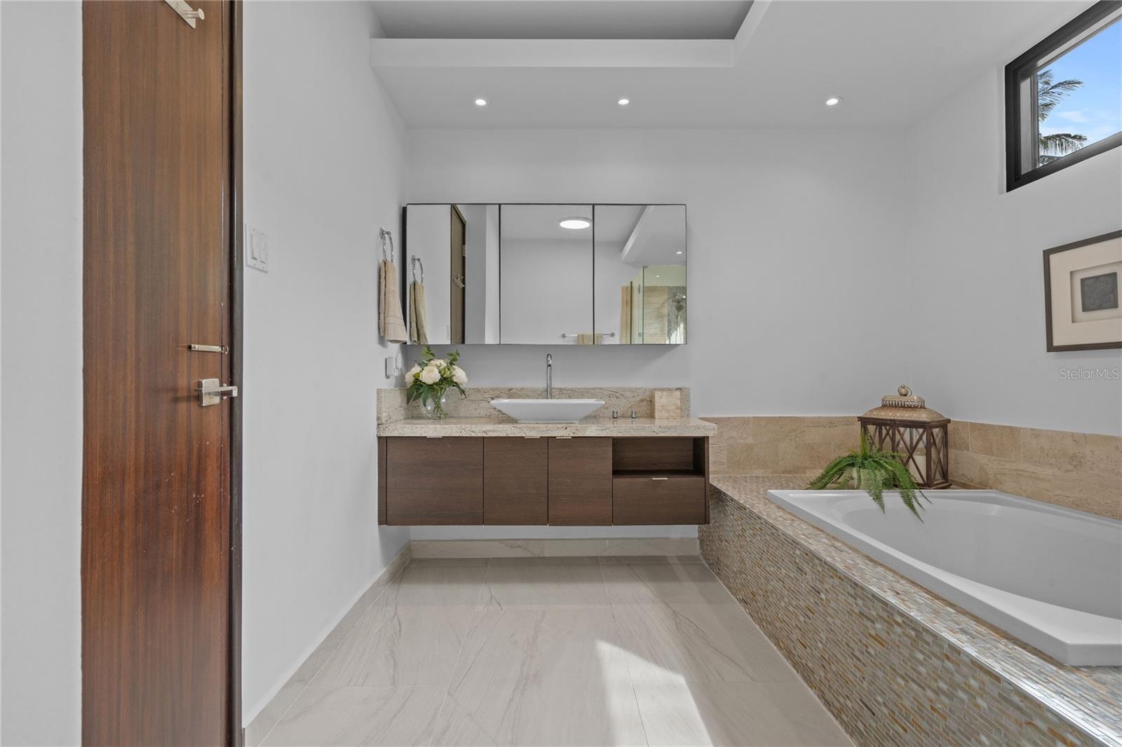 PR9117794 Property Photo