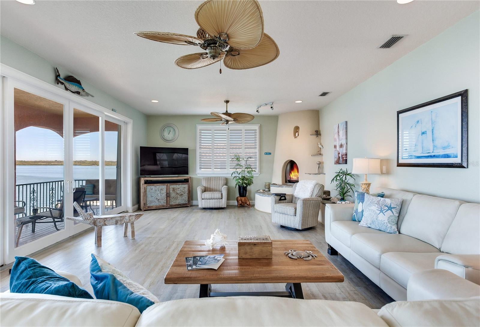 TOP FLOOR LIVING AREA 1