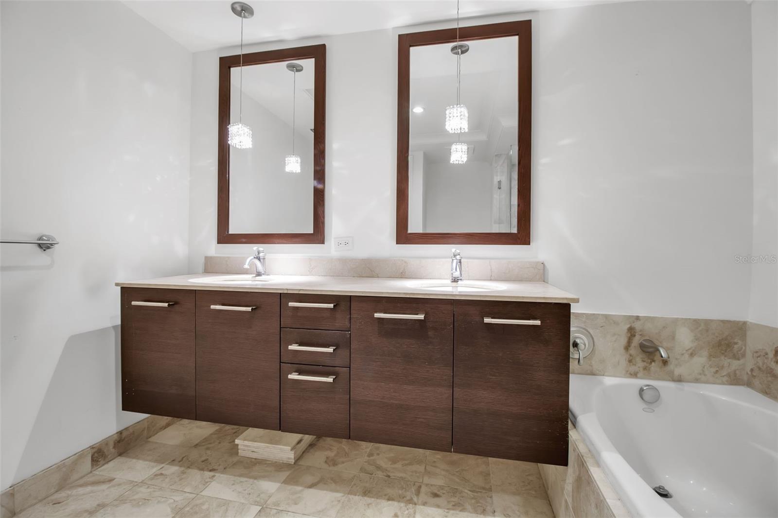 A4674555 Property Photo