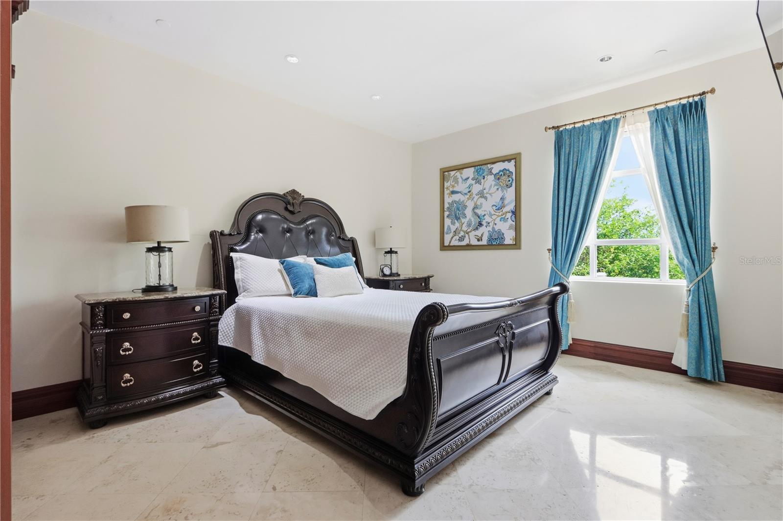 PR9117865 Property Photo