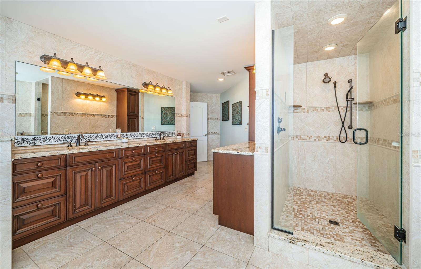 TB8454964 Property Photo