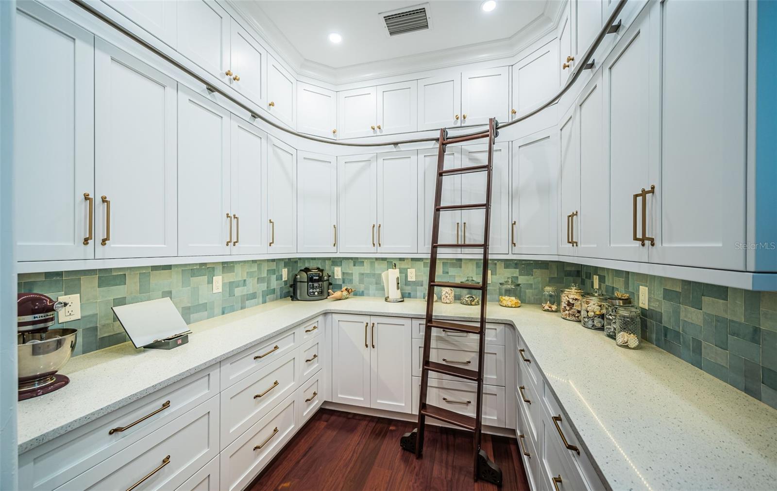 TB8454986 Property Photo