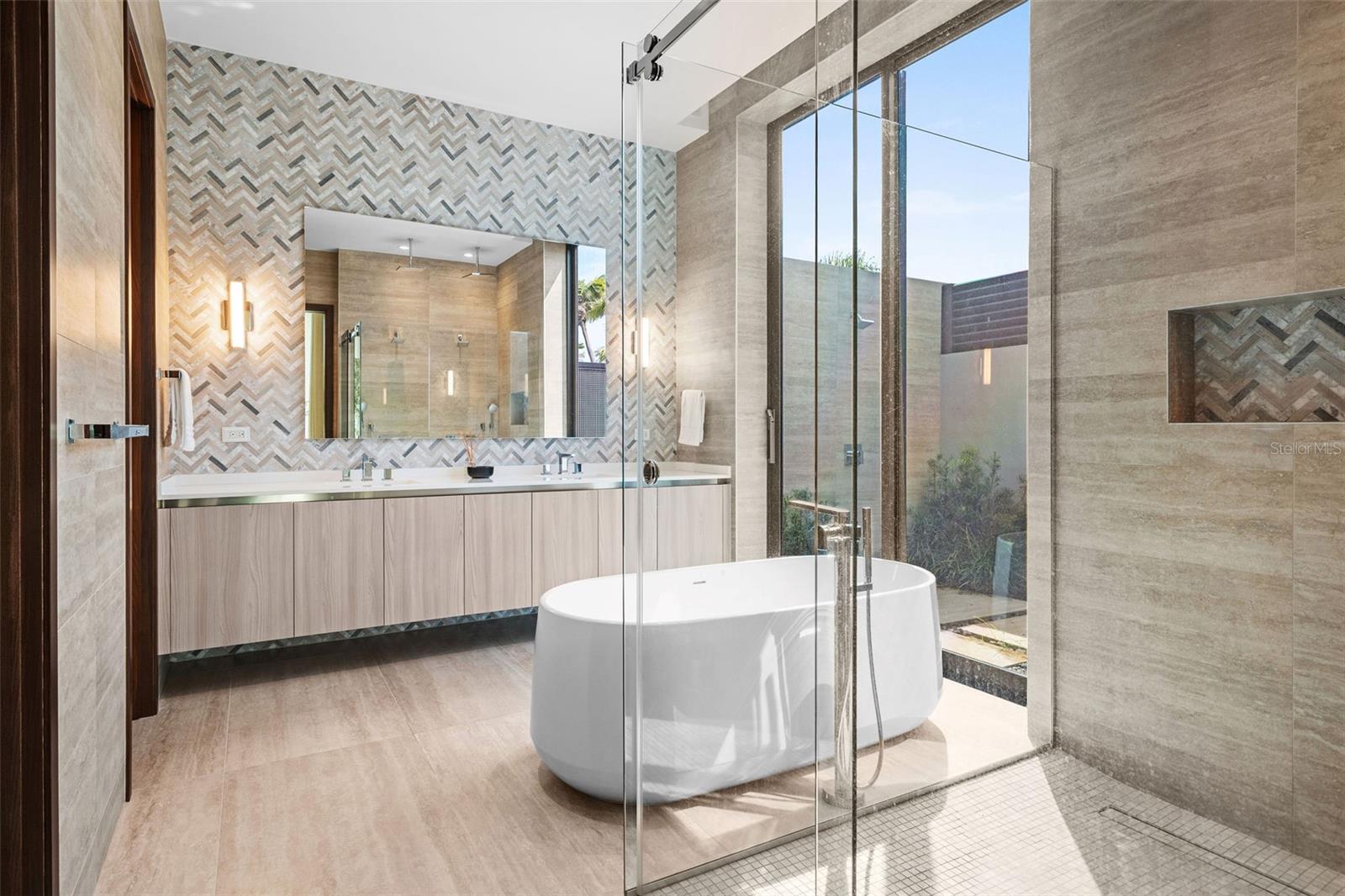 PR9117873 Property Photo