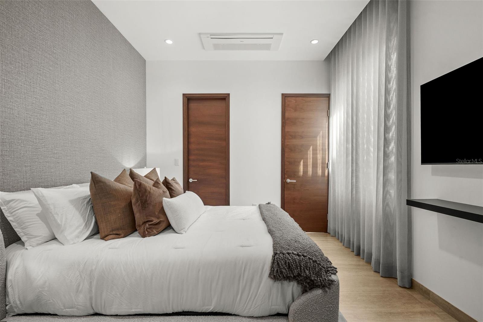 PR9117873 Property Photo