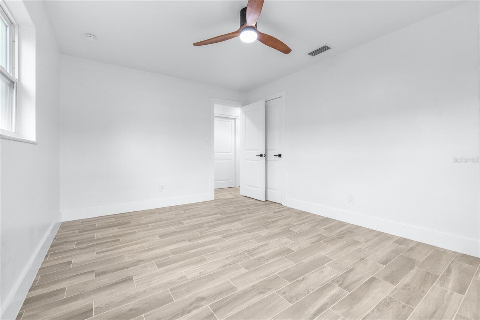 10x14 Master Bedroom with en suite & walk in closet