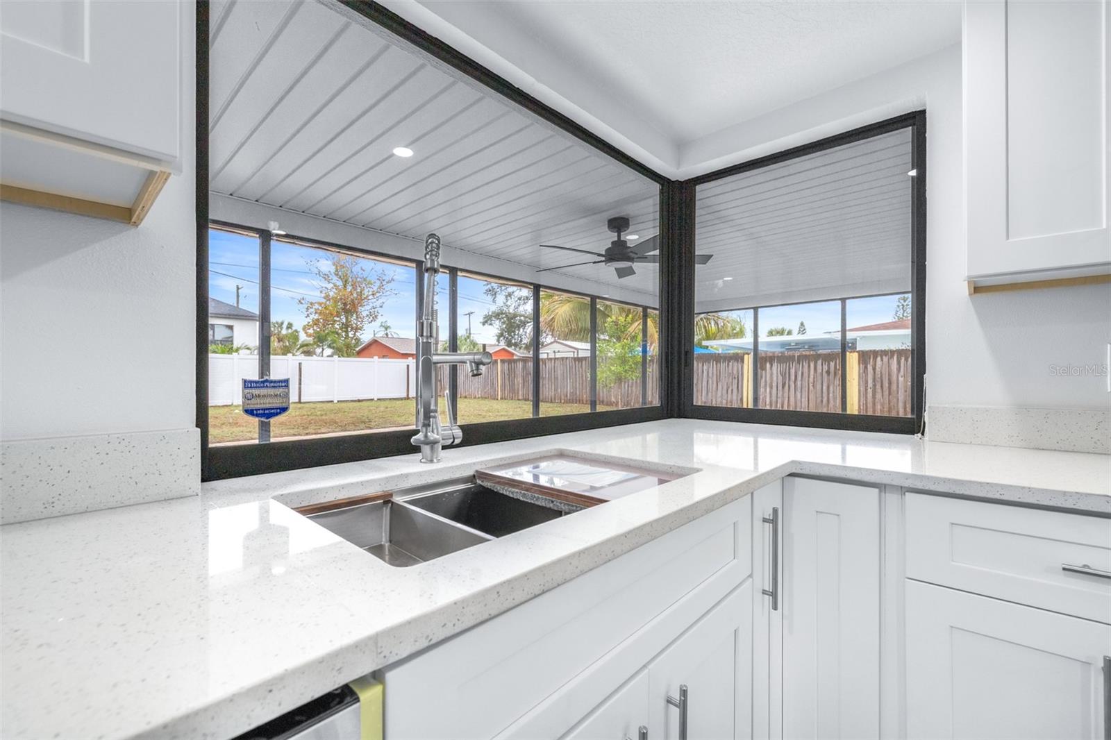 Large corner window overlooking the lanai