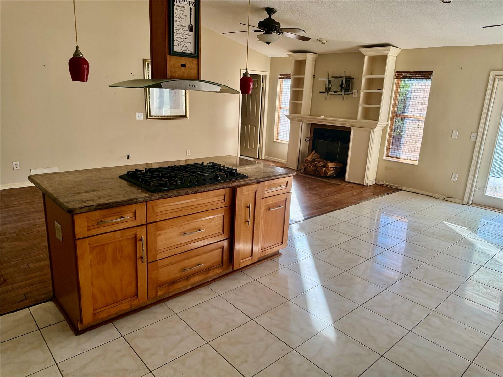 EAT IN KITCHEN AND DINING