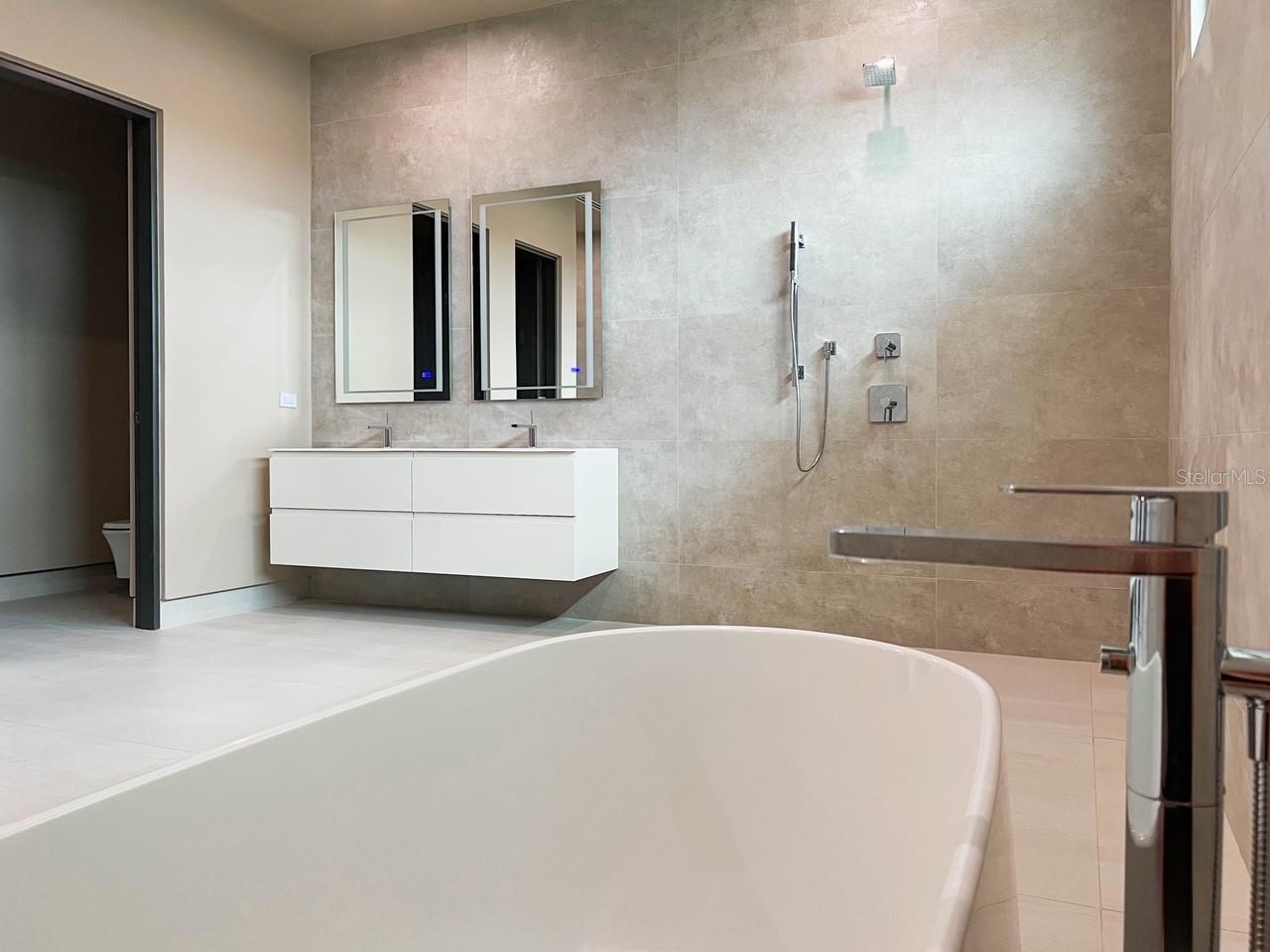 PR9117898 Property Photo