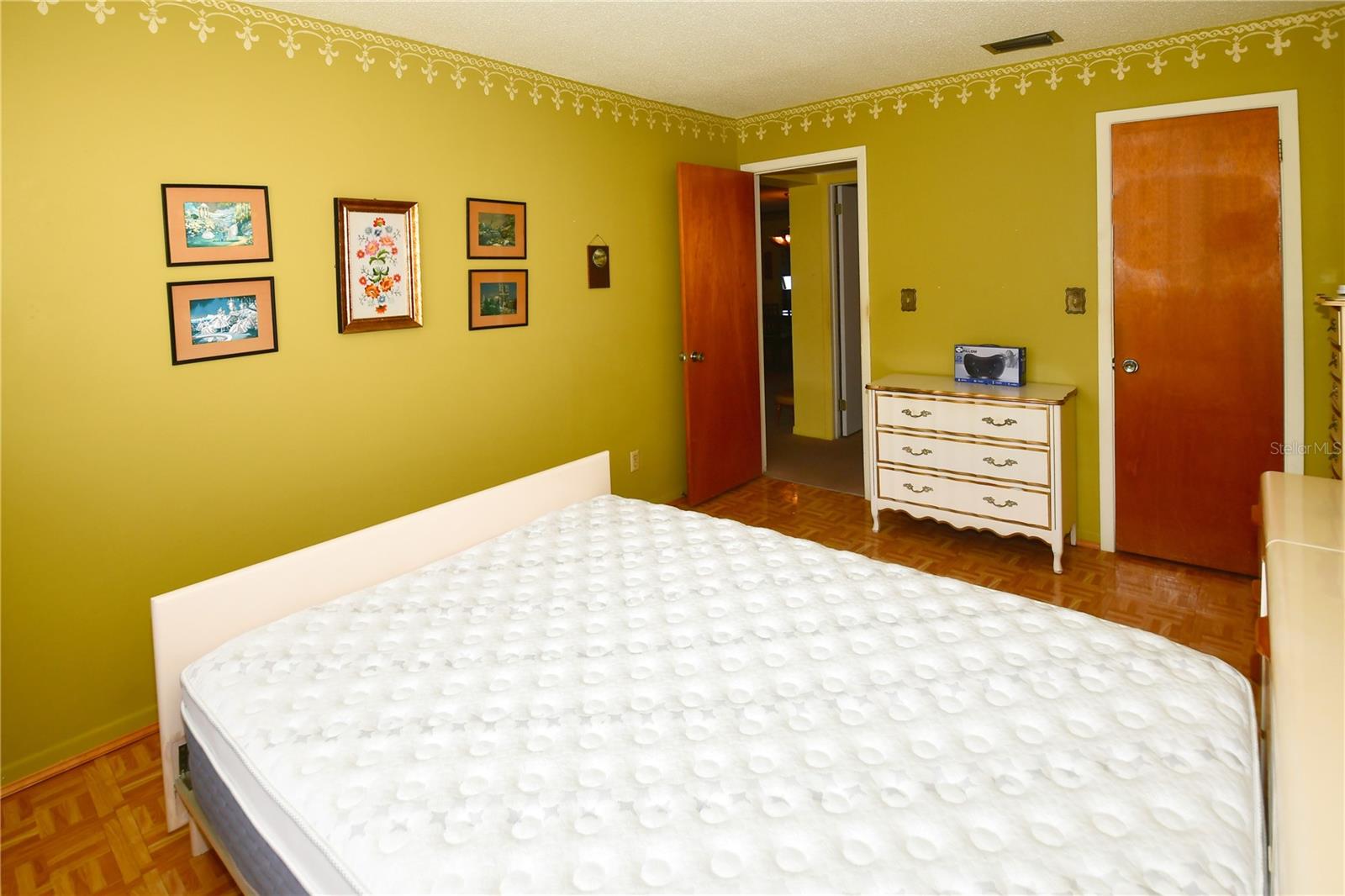 TB8455323 Property Photo