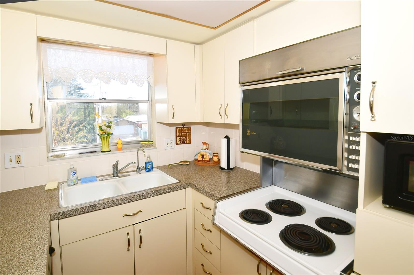 TB8455323 Property Photo